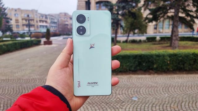 <b>Allview Soul X20: Hardware entry-midrange acceptabil, cu 8 GB RAM, CPU OK chiar și pentru gaming</b>Allview Soul X20 este un telefon destul de arătos. E un entry-midrange, dacă îmi permiteți o astfel de caracterizare. Are sticlă în spate și construcție ca de flagship de acum 3-4 ani, panou IPS LCD cu margini înguste, iar sub capotă găsim un procesor