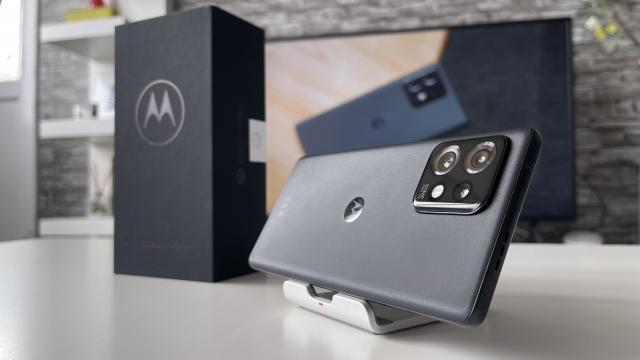 <b>Un smartphone Motorola misterios primește primele certificări; Să fie oare Edge 50 Pro?</b>Mai multe smartphone-uri Motorola au primit certificări în ultima perioadă, iar cei de la 91Mobiles au reușit să le descopere și să le expună într-un singur loc. Un model misterios pare a fi în lumina reflectoarelor și se speculează că ar fi vorba despre