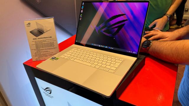 <b>A ajuns în România primul laptop ASUS ROG cu ecran OLED; Ce poate noul ROG Zephyrus G16? </b>Pe 22 februarie ASUS a ţinut în România, într-o locaţie fancy, Hotel Marmorosch din Bucureşti un eveniment, din care am aflat 2 lucruri. Ce cotă de piaţă are compania pe piaţa laptopuri şi că în sfârşit are un laptop de gaming 