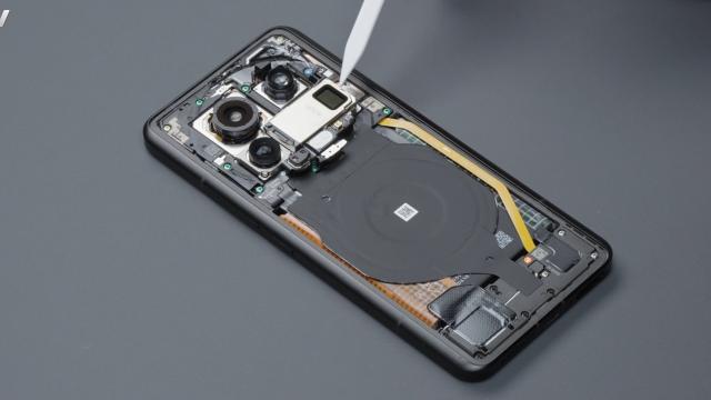 <b>Xiaomi 14 Ultra este disecat în fața camerei și pare ca aduce schimbări minore în interior față de predecesor</b>Xiaomi a prezentat recent în China cameraphone-ul mult așteptat Xiaomi 14 Ultra. Terminalul a primit o ramă din titaniu, în ciuda zvonurilor apărute pe web în urmă cu câteva zile. A apărut și un inel mai bine finisat în jurul modulului foto generos