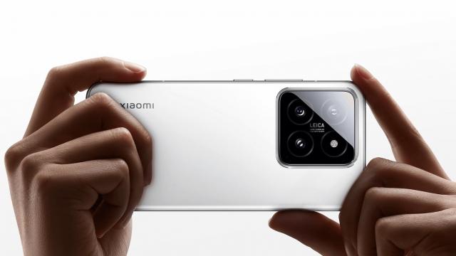 <b>Xiaomi 14 a ajuns în Europa: flagship compact cu Snapdragon 8 Gen 3, optică Leica, încărcare rapidă</b>Xiaomi 14 tocmai a devenit oficial la nivel global şi implicit şi european, terminalul fiind anunţat la MWC 2024. Era disponibil în China de ceva vreme şi marchează debutul lui HyperOS pe continentul nostru. Ce are de oferit acest flagship mignon aflaţi