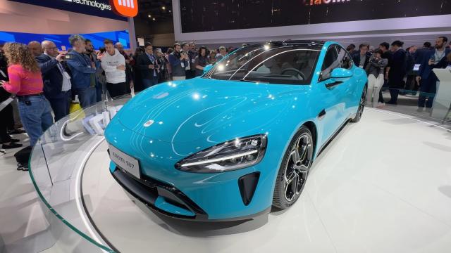 <b>MWC 2024: Xiaomi aduce primul automobil în Europa; Impresii despre SU7 Max + cât costă (Video)</b>Xiaomi a dezvăluit seria Xiaomi 14 la MWC 2024, dar toate privirile au fost atrase de alt produs: automobilul electric SU7 Max. Colegul Alex a fost acolo, l-a văzut şi are impresii în clipul de mai jos. Iar noi avem detalii. SU7 Max e versiunea