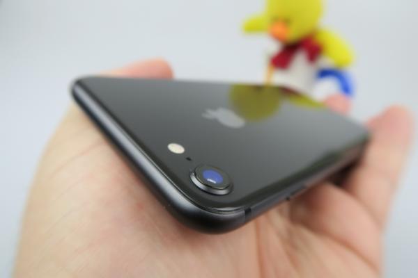 Apple iPhone 8: Design clasic, premium, dar deja generic