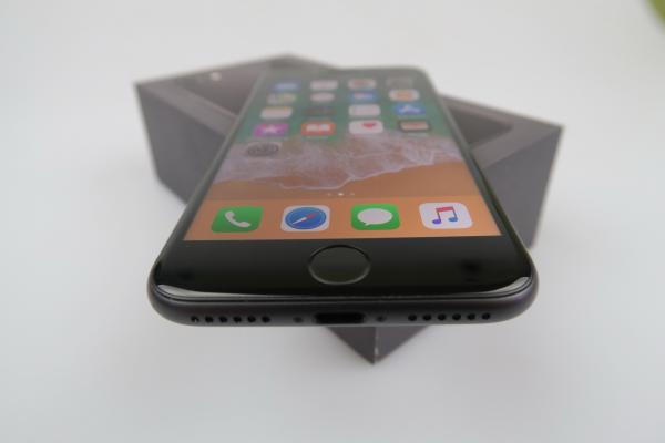 Apple iPhone 8 - Unboxing