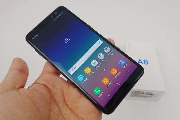 Samsung Galaxy A8 (2018) Unboxing: scoatem din cutie varianta dual SIM de culoare neagră şi iată ce accesorii primiţi la pachet (Video)