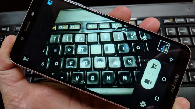 <b>Allview X4 Soul Infinity L: Design cochet, lucios, frumos</b>Nu sunt multe categorii la care un telefon Allview să fie "cel mai... ceva" de pe glob, dar X4 Soul Infinity L ar putea bifa un record de gen. La cele 155 de grame ale sale, ar putea fi unul dintre cele mai uşoare telefoane din lume, având în vedere..