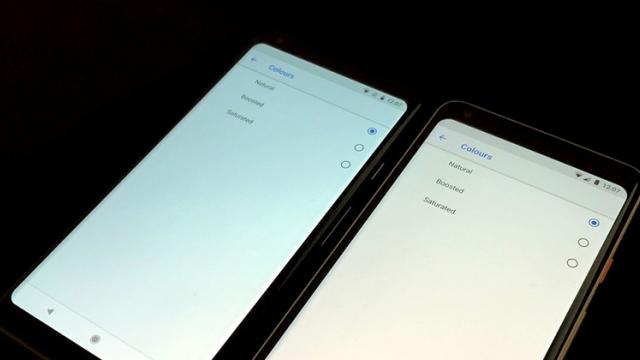 <b>Nu toate ecranele de Google Pixel 2 XL au probleme; Există unele fără defecte, dar apar ca la loterie</b>Din câte se pare nu toate ecranele de Google Pixel 2 XL sunt problematice, detaliu ce a ieșit la iveală într-o comparație recent realizat. Se remarcă aici faptul că unul dintre telefoanele puse pe masă nu afișează nuanțe atât de albăstrui