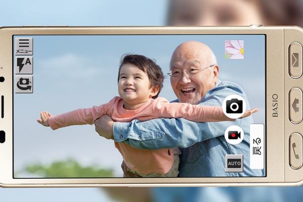 Sharp Basio 2 vine cu butoane fizice pentru apeluri și mesaje alături de un display tactil de 5 inch