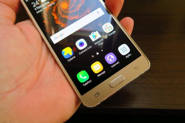 Samsung Galaxy J5 (2016): Design funcţional, solid, comod