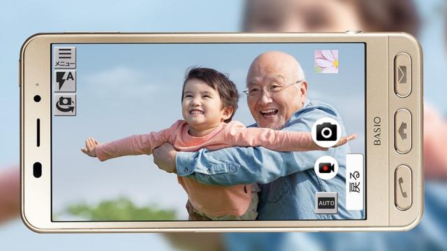 <b>Sharp Basio 2 vine cu butoane fizice pentru apeluri și mesaje alături de un display tactil de 5 inch</b>Producătorul japonez Sharp anunță astăzi lansarea unui nou terminal cel puțin ciudat la prima vedere, și anume modelul Basio 2 pe care îl vedeți în imaginile de mai jos. Ce ne atrage atenția din start este faptul că telefonul sosește cu butoane fizice 