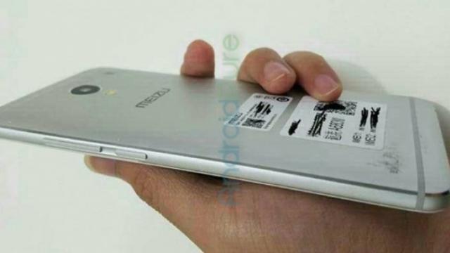 <b>Meizu M1E apare în fotografii reale; phablet metalic ce ar putea debuta pe data de 10 august</b>Aflam ieri faptul că cei de la Meizu vor aduce curând pe piață o nouă gamă de terminale mobile ce va adopta la interior procesoare octa-core Exynos 8890, chip-uri întâlnite în acest moment și pe Galaxy S7. Noua serie de produse va include un prim membru