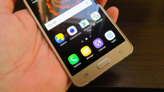 <b>Samsung Galaxy J5 (2016): Design funcţional, solid, comod</b>Samsung Galaxy J5 (2016) nu are pretenţia de a ne uimi cu sticlă curbată sau cea mai subţire talie de şasiu metalic din lume. Îşi propune doar să aibă un design funcţional şi să fie un handset comod şi ergonomic. Vine pe auriu sau alb şi face un salt..