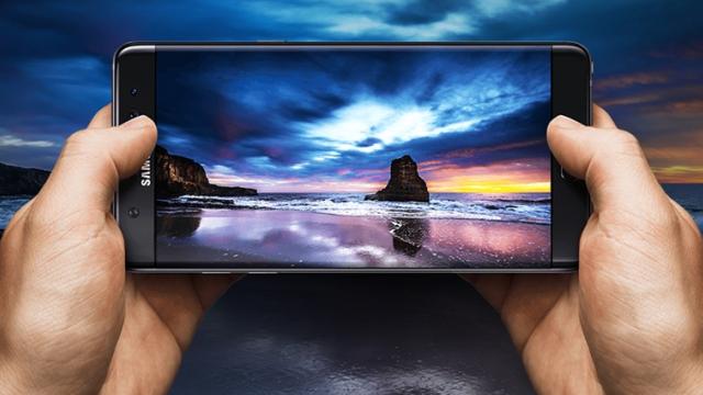 <b>Vodafone România va da startul precomenzilor pentru Samsung Galaxy Note 7 din 16 august</b>Iată că la scurt timp de la anunțul Samsung din New York, cei de la Samsung România ne dezvăluie printr-un comunicat de presă faptul că modelul Samsung Galaxy Note 7 va fi disponibil la precomandă începând din data de 16 august, zi în care vom afla și 