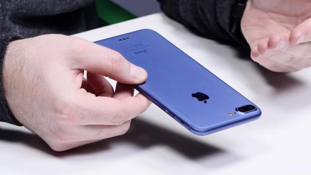<b>UnboxTherapy primește o machetă de iPhone 7 Plus în varianta Dark Blue; vedem o comparație cu iPhone 6s Plus</b>Lewis de la UnboxTherapy ne prezintă astăzi un video foarte interesant, unul în care iPhone 6s Plus este comparat cu o machetă a lui iPhone 7 Plus, una mai specială totuși. Este vorba despre o variantă de culoare diferită ce ar putea fi numită Dark Blue