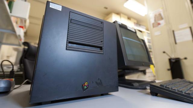 <b>Cu 25 de ani urmă intra în funcţiune primul website, inaugurat pe un computer NeXT</b>Weekendul acesta s-au împlinit 25 de ani de când a fos pus în funcţiune primul website şi în mod interesant, Steve Jobs se leagă de această premieră. Şi asta pentru că primul site s-a încărcat pe un computer NeXT.