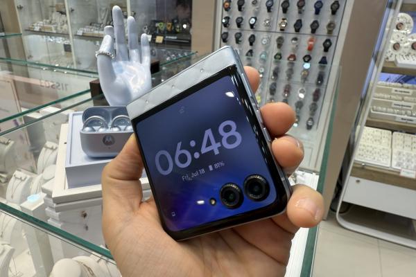 Motorola RAZR 60 (Briliant Collection) - Fotografii Hands-on