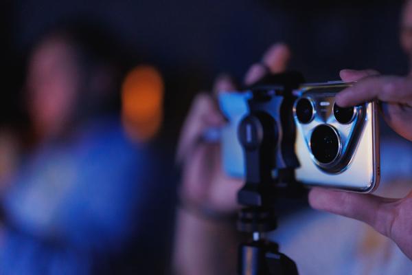 Huawei Pura 80 Ultra, integrat într-un spectacol de la TNB; proiecții live direct de pe telefon, vizibile din Piața Universității