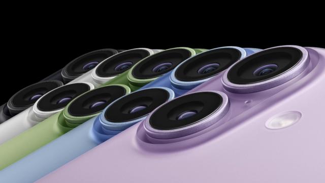 <b>iPhone 17 devine oficial! În sfârșit avem ecran ProMotion 120Hz, cameră selfie Center Stage, cameră ultra-wide cu upgrade</b>După ce am trecut rând pe rând printre noutățile Apple din zona audio (AirPods Pro 3) și purtabile (Watch Series 11, Watch Ultra 3, Watch SE 2025), ne ocupăm de zona de telefoane și începem cu iPhone 17, mezinul familiei și totodată cel 