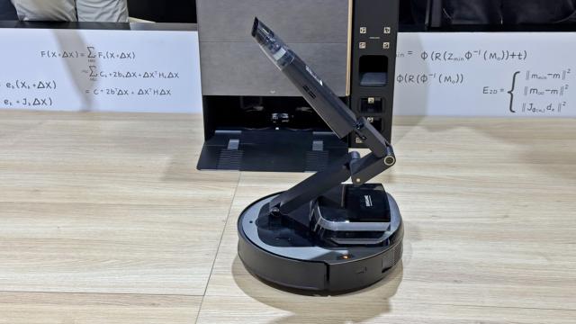 <b>IFA 2025: Dreame Cyber 10 are un braţ robotic care face ceva... neaşteptat</b>La standul Dreame de la IFA 2025 am avut ocazia să arunc o privire asupra unui Dreame Cyber 10. Acesta este un aspirator robot cu un braţ robotic, pe care l-am văzut în acţiune şi analizat în video-ul de mai jos


