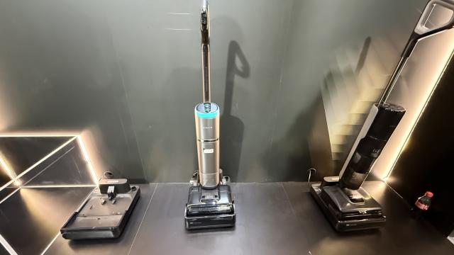 <b>IFA 2025: Dreame H15 Pro Foam Wash Hands on - aspirator cu dozator de spumă pentru accidentele animalelor de companie</b>La standul Dreame de la IFA 2025 am avut ocazia să pun mâna şi pe modelul Dreame H15 Pro Foam Wash, care nu doar că aspiră, nu doar că spală, poate curăţa zonele pline de grăsime cu o spumă specială. Aveţi un demo mai jos