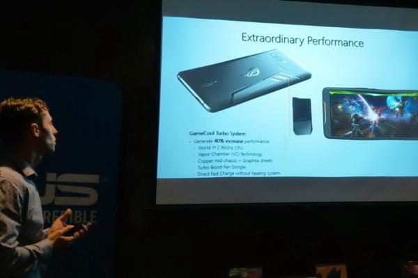 ASUS ROG Phone prezentat în România: preţ, disponibilitate, accesorii ale telefonului de gaming ASUS
