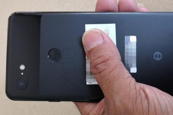 Google Pixel 3 XL apare în fotografii reale; Prototipul are breton și un spate similar lui Pixel 2 XL