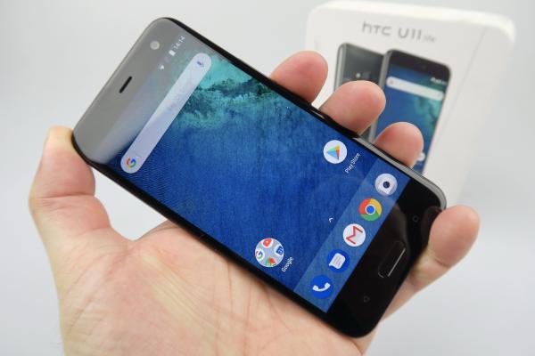 HTC U11 Life: Display bine calibrat, modest la contrast