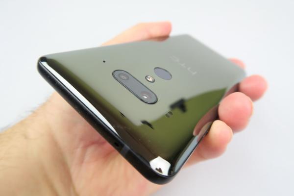 HTC U12+: Design pe aceeaşi linie, cu problema "membrului fantomă"