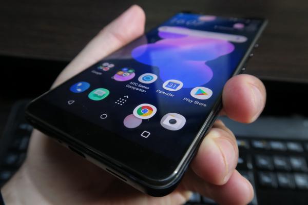 HTC U12+: Display slab iluminat, măcar are culori OK....