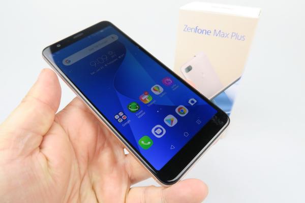 ASUS ZenFone Max Plus (M1) Unboxing: la graniţa dintre battery phone şi telefon midrange cu cameră duală (Video)