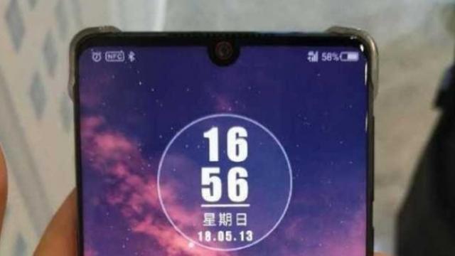 <b>ZTE Nubia Z18 ni se prezintă în fotografii reale; Are decupaj pentru camera selfie și un display generos</b>Printre următoarele terminale pregătite de către brandul Nubia se numără și Nubia Z18, un flagship care ar putea adopta procesorul Snapdragon 845 acum că interzicerea impusă de SUA celor de la ZTE a fost ridicată. Am văzut cum modelul 
