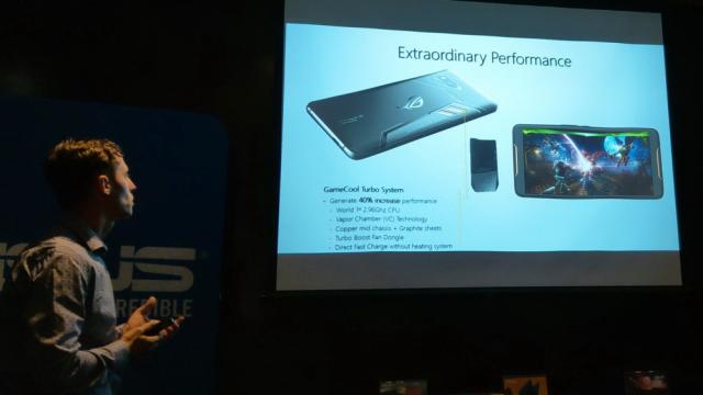 <b>ASUS ROG Phone prezentat în România: preţ, disponibilitate, accesorii ale telefonului de gaming ASUS</b>ASUS a avut astăzi o prezentare amplă a produselor anunţate la Computex 2018, dar de această dată pe plan local. A ieşit în evidenţă ASUS ROG Phone, care din păcate nu a fost prezent fizic la eveniment, ci doar sub formă de prezentare. 