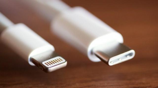 <b>Apple intră în rând cu lumea, va face în sfârşit marea trecere la USB Type-C</b>Dacă e vreun lucru pentru care Apple trebuie apreciată este statornicia sa când vine vorba de standarde de conectivitate. Firma din Cupertino merge pe mâna lui Lightning de vreo 6 ani, fără prea mari schimbări. Noi zvonuri afirmă totuşi că firmă din..