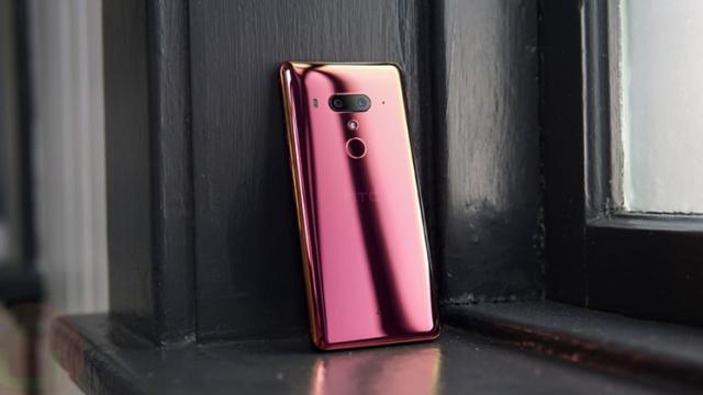 <b>Preț și disponibilitate HTC U12+ în România</b>Din această săptămână ajunge la vânzare pe plan local și smartphone-ul HTC U12+, flagship-ul companiei taiwaneze din acest an care se livrează cu un pachet hardware pe măsură. Oferă și câte o cameră duală în față și în spate, iar ecranul