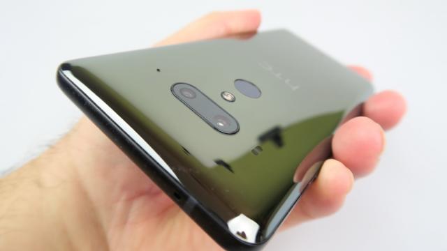 <b>HTC U12+: Design pe aceeaşi linie, cu problema "membrului fantomă"</b>Ştiţi de "membrul fantomă"? E atunci când îţi pierzi mână sau piciorul şi continui să simţi durere în ele, chit că nu le ai. Asta păţeşte HTC U12+. Îşi pierde butoanele fizice, dar are bug-uri la ele... cumva şi se manifestă în alte zone ale telefonului.