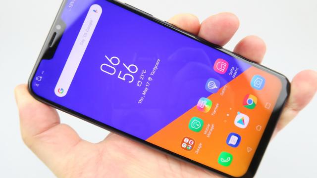 <b>ASUS ZenFone 5 (ZE620KL): Multimedia duală, stereo, cu AI, tot ce vrei</b>ASUS ZenFone 5 e unul dintre acele telefoane care vin cu difuzoare stereo la bord, dar nu orice difuzoare, ci unele cu amplificatoare duale incluse. Avem şi sunet de înaltă rezoluţie şi suport DTS Headphone X, plus Audio Wizard ca modalitate de egalizare.