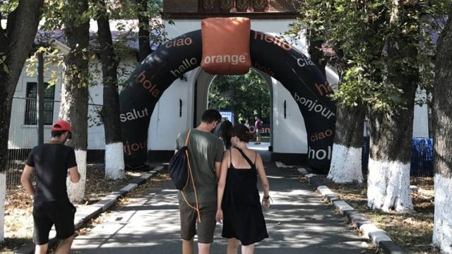 <b>Cum a fost la Summer Well 2017: între tehnologie Orange, muzică indie şi prima experienţă cu Uber şi Taxify</b>În weekend-ul ce tocmai a trecut am luat parte și la Summer Well 2017, un festival de muzică susținut de către operatorul Orange România unde am luat contact cu tot soiul de artiști și per total cu o experiență pe care mi-aș dori să o retrăiesc