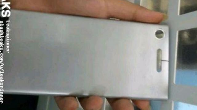 <b>Panoul spate destinat lui Xperia XZ1 apare în fotografii reale direct din fabrica unde este produs!</b>Începem dimineața cu un leak interesant, unul prin care ne sunt prezentate fotografii cu panoul spate destinat lui Xperia XZ1, telefon ce va sosi oficial la IFA 2017. Vedem un panou metalic în cazul de față și decupaje pentru camera foto și 