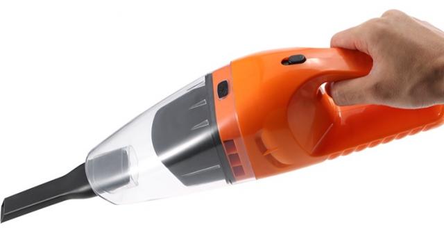 <b>Curățenia la interiorul automobilului va fi pusă de astăzi pe seama aspiratorului portabil de 60W pe care TomTop îl vinde pentru numai 55 lei!</b>Probabil și voi ați apelat de multe ori la serviciul de curățare a interiorului mașinii, chiar și atunci când acesta nu prezenta pe atât de multă murdărie astfel încât să merite suma cheltuită extra. De astăzi aveți opțiunea de a achiziționa aspiratorul