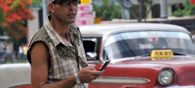 Începând de azi cubanezii pot cumpăra telefoane, tablete și PC-uri din SUA