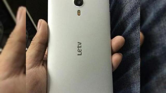 <b>Smartphone-ul LeTV este combinația perfectă dintre un iPhone 6 și un HTC One; iată cum arată ultima creație a chinezilor</b>Dacă încă sunteți indeciși ce să alegeți dintre un iPhone 6 și un HTC One, atunci de ce să nu optați pentru un produs care să îmbine cele două telefoane într-unul singur ca și smartphone-ul LeTV? Din câte puteți vedea, device-ul în...