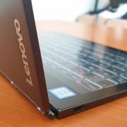 Prezentare Lenovo Yoga Book C930: Ultrabook 2 în 1 cu ecran secundar E Ink, stylus și procesor Intel Core i5