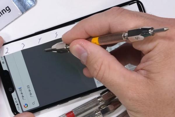 LG G8 ThinQ este îndoit, ars şi zgâriat la testul de rezistenţă JerryRigEverything; Iată ce a ieşit (video)