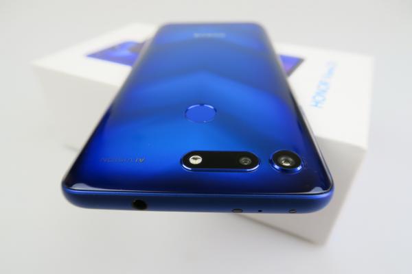 Honor View 20: Design memorabil, prin felul în care prinde lumina spatele