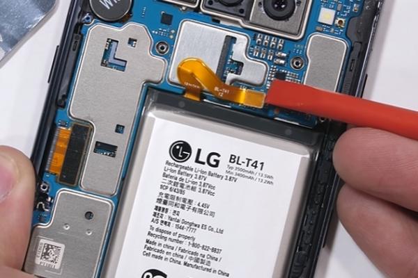 Înlocuirea bateriei lui LG G8 ThinQ se dovește a fi problematică; Iată disecția lui JerryRigEverything