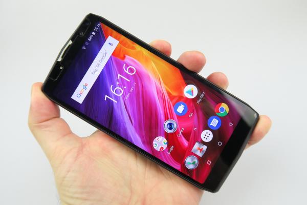 iHunt Titan P11000 Pro: Display marca Sharp şi foarte luminos