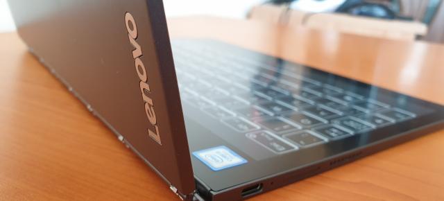 Prezentare Lenovo Yoga Book C930: Ultrabook 2 în 1 cu ecran secundar E Ink, stylus și procesor Intel Core i5