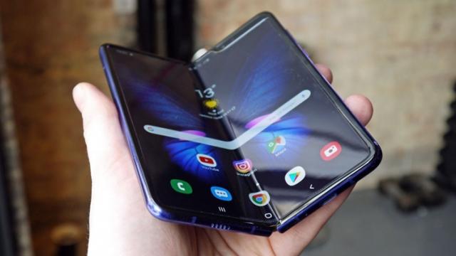 <b>Samsung va anunța în câteva zile noua dată de lansare a pliabilului Galaxy Fold; Iată ce schimbări vor fi realizate</b>După câteva săptămâni de la descoperirea problemelor lui Samsung Galaxy Fold iată că avem și ceva vești bune, asta ca urmare a investigațiilor realizate de către compania sud-coreeană. Prin intermediul unei declarații date 