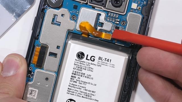 <b>Înlocuirea bateriei lui LG G8 ThinQ se dovește a fi problematică; Iată disecția lui JerryRigEverything</b>După ce anterior JerryRigEverything ne dezvăluia cât de bine se descurcă LG G8 ThinQ la capitolul rezistență, astăzi este momentul să vedem și o disecție pentru a afla cât de ușor sau greu este de reparat 