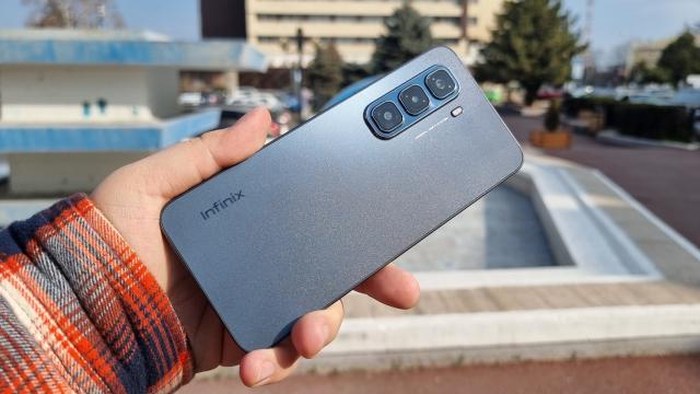 <b>Infinix Hot 50 Pro 4G review detaliat în limba română (Evaluare Mobilissimo)</b>Infinix e un producător relativ nou pe piața din România, astfel că anul trecut am testat doar două modele din seria Note 40 Pro. Pe masa de teste au ajuns în 2025 două noi telefoane din gama HOT a companiei. E vorba despre Infinix Hot 50 Pro 4G